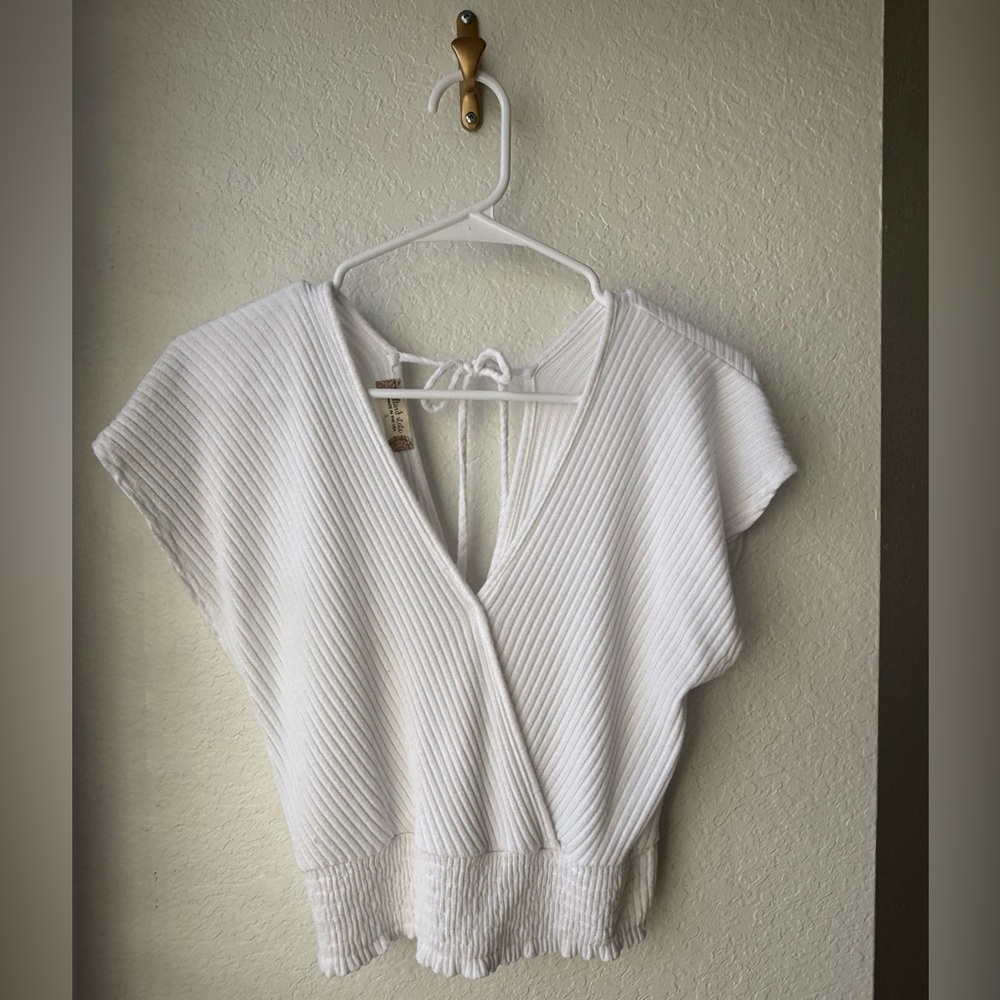 ALTAR’D STATE WHITE SMOCKED V NECK CROP TOP SIZE SMALL EUC SIZE S